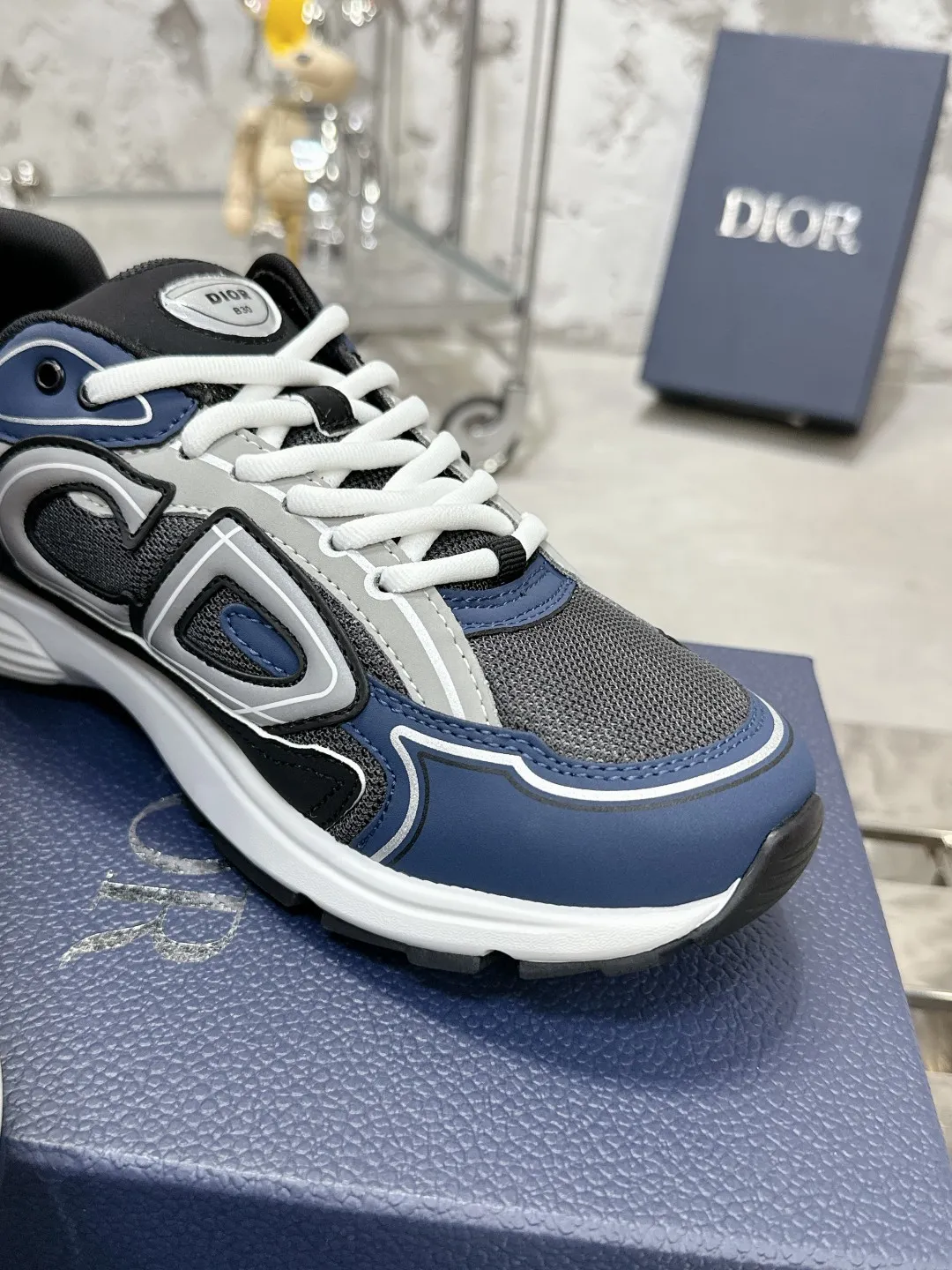 Men's men's shoes 💰600❤️❤️❤️High version Dior Dior's latest color matching B30 series reflective dad sneakers original 17380💰 purchased for development and production Brand new B30 sneakers Dad Shoes style shoes that follow the trend of the retro market The Dior logo on the tongue also indicates that this pair of shoes is the B30 model! B30 uses fine-textured leather and mesh cloth materials to form a shoe body. There are conspicuous letters CD on both sides of the shoe body to indicate identity. Many lines on the shoe body outline details to make the shoes look less monotonous and full of retro flavor. The delivery counter is exquisitely packaged🛍📦 ▪️Fabric: Original customized technical fabric + mesh ▪️Inner lining: Customized breathable lining ▪️Outsole: Original molded IP foam + TPU outsole ▪️Sole thickness: 3.5CM ▪️Size: Women’s size 35-40 / Men’s size 39-46